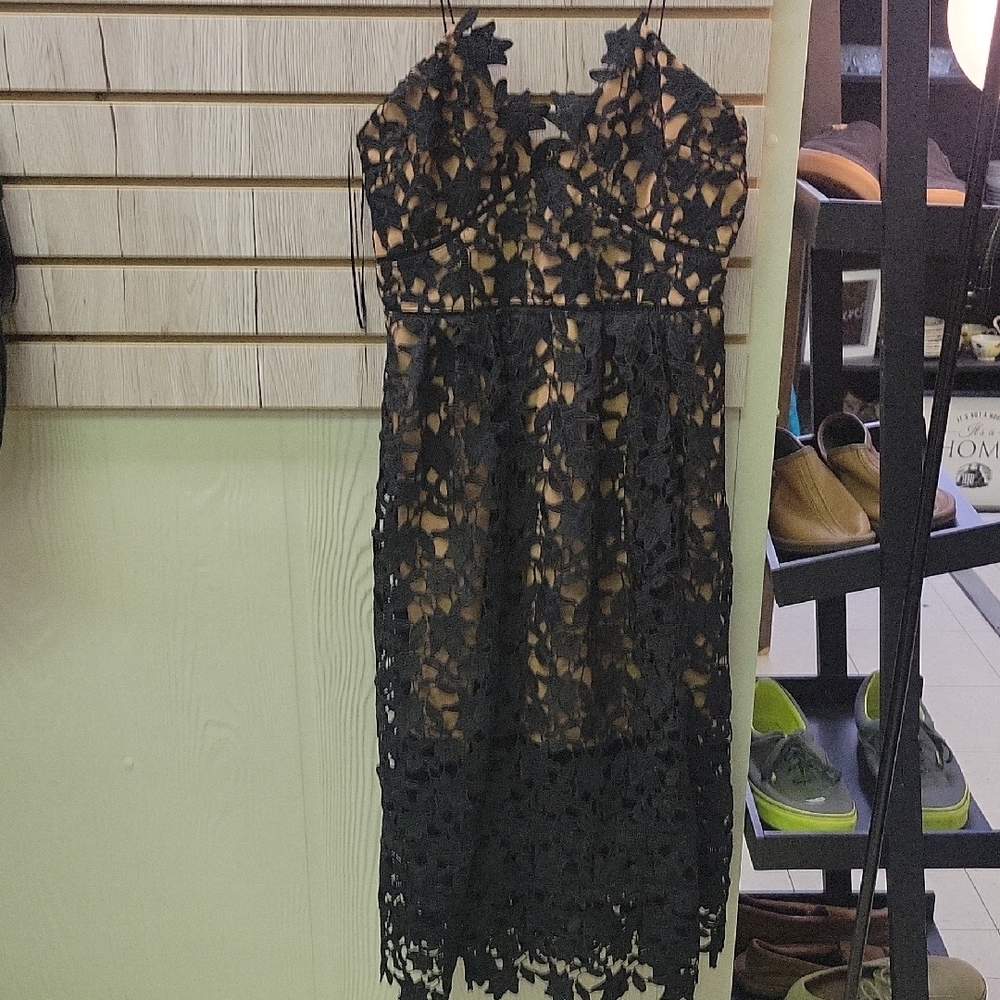 Elegant Black Midi Sheath Dress with Sweetheart Neckline